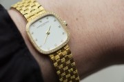 新款 VC 江诗丹顿 Vacheron Constantin 石英女表 原镶钻表圈 原镶钻刻度 玑镂面 腕周扣起来14-16厘米 可拆卸表节调节长度 编织带更舒适又有质感 原价25万左右 现在好价出