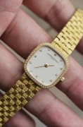 新款 VC 江诗丹顿 Vacheron Constantin 石英女表 原镶钻表圈 原镶钻刻度 玑镂面 腕周扣起来14-16厘米 可拆卸表节调节长度 编织带更舒适又有质感 原价25万左右 现在好价出