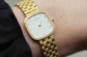 新款 VC 江诗丹顿 Vacheron Constantin 石英女表 原镶钻表圈 原镶钻刻度 玑镂面 腕周扣起来14-16厘米 可拆卸表节调节长度 编织带更舒适又有质感 原价25万左右 现在好价出