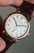 全套99新原始品 朗格303.032 18K玫瑰金 1815小三针  直径37mm 厚度8.5mm 自动陀归零机芯全网难觅产量极稀有，这款 1815 Automatik 于2004年推出，拥有非同寻常的组合一1815系列的设计美学与珍珠舵自动机芯。（该机芯如今只为品牌的万年历和年历型号服务）。这一特殊配置于2006年停产，使其成为现代 A. Lange & Sohne 时期最神秘的型号之一，许多品牌爱好者可能甚至没有听说过。