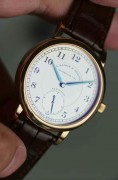 全套99新原始品 朗格303.032 18K玫瑰金 1815小三针  直径37mm 厚度8.5mm 自动陀归零机芯全网难觅产量极稀有，这款 1815 Automatik 于2004年推出，拥有非同寻常的组合一1815系列的设计美学与珍珠舵自动机芯。（该机芯如今只为品牌的万年历和年历型号服务）。这一特殊配置于2006年停产，使其成为现代 A. Lange & Sohne 时期最神秘的型号之一，许多品牌爱好者可能甚至没有听说过。