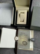 全套99新原始品 朗格303.032 18K玫瑰金 1815小三针  直径37mm 厚度8.5mm 自动陀归零机芯全网难觅产量极稀有，这款 1815 Automatik 于2004年推出，拥有非同寻常的组合一1815系列的设计美学与珍珠舵自动机芯。（该机芯如今只为品牌的万年历和年历型号服务）。这一特殊配置于2006年停产，使其成为现代 A. Lange & Sohne 时期最神秘的型号之一，许多品牌爱好者可能甚至没有听说过。