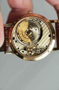 全套99新原始品 朗格303.032 18K玫瑰金 1815小三针  直径37mm 厚度8.5mm 自动陀归零机芯全网难觅产量极稀有，这款 1815 Automatik 于2004年推出，拥有非同寻常的组合一1815系列的设计美学与珍珠舵自动机芯。（该机芯如今只为品牌的万年历和年历型号服务）。这一特殊配置于2006年停产，使其成为现代 A. Lange & Sohne 时期最神秘的型号之一，许多品牌爱好者可能甚至没有听说过。