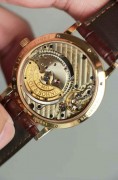 全套99新原始品 朗格303.032 18K玫瑰金 1815小三针  直径37mm 厚度8.5mm 自动陀归零机芯全网难觅产量极稀有，这款 1815 Automatik 于2004年推出，拥有非同寻常的组合一1815系列的设计美学与珍珠舵自动机芯。（该机芯如今只为品牌的万年历和年历型号服务）。这一特殊配置于2006年停产，使其成为现代 A. Lange & Sohne 时期最神秘的型号之一，许多品牌爱好者可能甚至没有听说过。