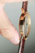 全套99新原始品 朗格303.032 18K玫瑰金 1815小三针  直径37mm 厚度8.5mm 自动陀归零机芯全网难觅产量极稀有，这款 1815 Automatik 于2004年推出，拥有非同寻常的组合一1815系列的设计美学与珍珠舵自动机芯。（该机芯如今只为品牌的万年历和年历型号服务）。这一特殊配置于2006年停产，使其成为现代 A. Lange & Sohne 时期最神秘的型号之一，许多品牌爱好者可能甚至没有听说过。