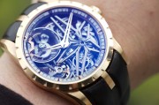 新款 罗杰杜彼 ROGER DUBUIS DBEX0954 42mm表径 全套附件全原装原始品95新以上  最新款机芯摆砣做了降噪处理  表耳下压设计更服帖手腕   机芯设计更酷炫了  徐步天中介刚出来  完美品 原价65.9万 现在好价出