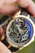 新款 罗杰杜彼 ROGER DUBUIS DBEX0954 42mm表径 全套附件全原装原始品95新以上  最新款机芯摆砣做了降噪处理  表耳下压设计更服帖手腕   机芯设计更酷炫了  徐步天中介刚出来  完美品 原价65.9万 现在好价出