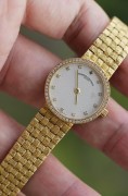 新款 VC 江诗丹顿 Vacheron Constantin 石英女表 原镶钻表圈 原镶钻刻度 玑镂面全长190mm  扣起来180mm 可拆卸表节调节长度 160-185mm可调  整表51.3克 编织带更舒适又有质感 原价25万左右  现在好价出