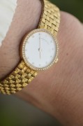 新款 VC 江诗丹顿 Vacheron Constantin 石英女表 原镶钻表圈 原镶钻刻度 玑镂面全长190mm  扣起来180mm 可拆卸表节调节长度 160-185mm可调  整表51.3克 编织带更舒适又有质感 原价25万左右  现在好价出