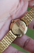 新款 VC 江诗丹顿 Vacheron Constantin 石英女表 原镶钻表圈 原镶钻刻度 玑镂面全长190mm  扣起来180mm 可拆卸表节调节长度 160-185mm可调  整表51.3克 编织带更舒适又有质感 原价25万左右  现在好价出