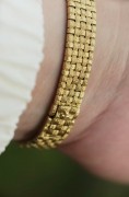 新款 VC 江诗丹顿 Vacheron Constantin 石英女表 原镶钻表圈 原镶钻刻度 玑镂面全长190mm  扣起来180mm 可拆卸表节调节长度 160-185mm可调  整表51.3克 编织带更舒适又有质感 原价25万左右  现在好价出