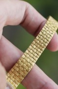 新款 VC 江诗丹顿 Vacheron Constantin 石英女表 原镶钻表圈 原镶钻刻度 玑镂面全长190mm  扣起来180mm 可拆卸表节调节长度 160-185mm可调  整表51.3克 编织带更舒适又有质感 原价25万左右  现在好价出