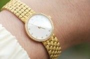 新款 VC 江诗丹顿 Vacheron Constantin 石英女表 原镶钻表圈 原镶钻刻度 玑镂面全长190mm  扣起来180mm 可拆卸表节调节长度 160-185mm可调  整表51.3克 编织带更舒适又有质感 原价25万左右  现在好价出