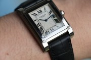 原始品全套附件 Cartier CPCP 卡地亚巴黎工作室系列W1540451 18K白金 26.5*38.5表径 外观接近Normale 机芯布局是这个系列里最具美感的 原始品拉丝犀利 壳型菱角分明 表带还是原厂原装 全套附件可遇不可求