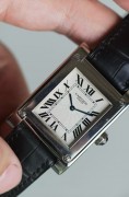 原始品全套附件 Cartier CPCP 卡地亚巴黎工作室系列W1540451 18K白金 26.5*38.5表径 外观接近Normale 机芯布局是这个系列里最具美感的 原始品拉丝犀利 壳型菱角分明 表带还是原厂原装 全套附件可遇不可求
