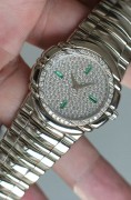 全套附件 PIAGET 伯爵 GOA22559 表径33.5MM 18K白金原镶钻‎石满天星‌ 表盘3.6.9.12点位置镶祖母绿 超薄手‎动‌机‌械机芯 这种款式属于伯爵VIL高级定制的款式 发行数量非常稀少 整表‌重156.3克 腕周190以上 可拆卸表径调节长度 ‎ 原价80万左右 现在好价出