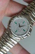 全套附件 PIAGET 伯爵 GOA22559 表径33.5MM 18K白金原镶钻‎石满天星‌ 表盘3.6.9.12点位置镶祖母绿 超薄手‎动‌机‌械机芯 这种款式属于伯爵VIL高级定制的款式 发行数量非常稀少 整表‌重156.3克 腕周190以上 可拆卸表径调节长度 ‎ 原价80万左右 现在好价出