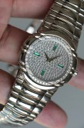 全套附件 PIAGET 伯爵 GOA22559 表径33.5MM 18K白金原镶钻‎石满天星‌ 表盘3.6.9.12点位置镶祖母绿 超薄手‎动‌机‌械机芯 这种款式属于伯爵VIL高级定制的款式 发行数量非常稀少 整表‌重156.3克 腕周190以上 可拆卸表径调节长度 ‎ 原价80万左右 现在好价出