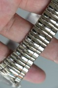 全套附件 PIAGET 伯爵 GOA22559 表径33.5MM 18K白金原镶钻‎石满天星‌ 表盘3.6.9.12点位置镶祖母绿 超薄手‎动‌机‌械机芯 这种款式属于伯爵VIL高级定制的款式 发行数量非常稀少 整表‌重156.3克 腕周190以上 可拆卸表径调节长度 ‎ 原价80万左右 现在好价出