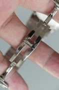 全套附件 PIAGET 伯爵 GOA22559 表径33.5MM 18K白金原镶钻‎石满天星‌ 表盘3.6.9.12点位置镶祖母绿 超薄手‎动‌机‌械机芯 这种款式属于伯爵VIL高级定制的款式 发行数量非常稀少 整表‌重156.3克 腕周190以上 可拆卸表径调节长度 ‎ 原价80万左右 现在好价出
