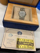 全套附件 PIAGET 伯爵 GOA22559 表径33.5MM 18K白金原镶钻‎石满天星‌ 表盘3.6.9.12点位置镶祖母绿 超薄手‎动‌机‌械机芯 这种款式属于伯爵VIL高级定制的款式 发行数量非常稀少 整表‌重156.3克 腕周190以上 可拆卸表径调节长度 ‎ 原价80万左右 现在好价出
