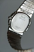 全套附件 PIAGET 伯爵 GOA22559 表径33.5MM 18K白金原镶钻‎石满天星‌ 表盘3.6.9.12点位置镶祖母绿 超薄手‎动‌机‌械机芯 这种款式属于伯爵VIL高级定制的款式 发行数量非常稀少 整表‌重156.3克 腕周190以上 可拆卸表径调节长度 ‎ 原价80万左右 现在好价出