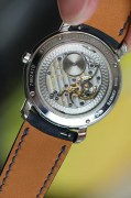 Vacheron Constantin 江诗丹顿马耳他系列 81000/000G-9107 表径37mm 手动机械 背透机芯 手工玑镂表盘 固机圈都做了玑镂处理 该款比同系列产品精致很多 针盘面机芯完美 工价156000 现在好价出