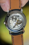 Vacheron Constantin 江诗丹顿马耳他系列 81000/000G-9107 表径37mm 手动机械 背透机芯 手工玑镂表盘 固机圈都做了玑镂处理 该款比同系列产品精致很多 针盘面机芯完美 工价156000 现在好价出