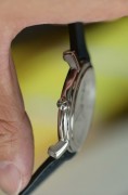 Vacheron Constantin 江诗丹顿马耳他系列 81000/000G-9107 表径37mm 手动机械 背透机芯 手工玑镂表盘 固机圈都做了玑镂处理 该款比同系列产品精致很多 针盘面机芯完美 工价156000 现在好价出