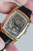 帕玛强尼 型号:PF60037701 材质:18k玫瑰金 18K白金镂空雕花机芯  表径:53×37mm 机芯:手动机械8日链   成色:98新   附件:全套附件 简介:独特的水晶透明表盘 12点位8天动力储备显示  自产18K白金镂空雕花机芯 完美打磨 匠心独运  国内唯一  原价87万多 现好价出
