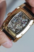 帕玛强尼 型号:PF60037701 材质:18k玫瑰金 18K白金镂空雕花机芯  表径:53×37mm 机芯:手动机械8日链   成色:98新   附件:全套附件 简介:独特的水晶透明表盘 12点位8天动力储备显示  自产18K白金镂空雕花机芯 完美打磨 匠心独运  国内唯一  原价87万多 现好价出