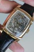 帕玛强尼 型号:PF60037701 材质:18k玫瑰金 18K白金镂空雕花机芯  表径:53×37mm 机芯:手动机械8日链   成色:98新   附件:全套附件 简介:独特的水晶透明表盘 12点位8天动力储备显示  自产18K白金镂空雕花机芯 完美打磨 匠心独运  国内唯一  原价87万多 现好价出