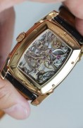 帕玛强尼 型号:PF60037701 材质:18k玫瑰金 18K白金镂空雕花机芯  表径:53×37mm 机芯:手动机械8日链   成色:98新   附件:全套附件 简介:独特的水晶透明表盘 12点位8天动力储备显示  自产18K白金镂空雕花机芯 完美打磨 匠心独运  国内唯一  原价87万多 现好价出