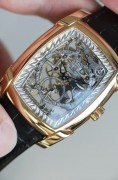 帕玛强尼 型号:PF60037701 材质:18k玫瑰金 18K白金镂空雕花机芯  表径:53×37mm 机芯:手动机械8日链   成色:98新   附件:全套附件 简介:独特的水晶透明表盘 12点位8天动力储备显示  自产18K白金镂空雕花机芯 完美打磨 匠心独运  国内唯一  原价87万多 现好价出