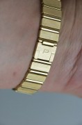 伯爵 POLO PIAGET POLO 861 C701 18K黄金 原始品98新 石英机芯 25mm表径 全长183mm 扣起来178mm 可拆卸表节调节到任意长度 整表90克 虽然是块女表 喜欢小表径的男士也可以考虑 跟手链叠戴效果相当好