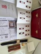 这款卡地亚CPCP 1576 的壳型是最接近第一枚Santos-Dumont 的型号(既世界上第一块腕表 1908年问世 1912年对外出售) 搭载Frédéric Piguet 21手卷机芯，著名超薄机芯，整表只有4毫米厚度，轻薄至极。表径36X27mm 18K黄金表头  折叠扣 全套附件齐全 完美品 