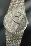 PIAGET 伯爵 18K白金 表盘表圈全部原厂镶钻 漫天星表盘蓝宝石刻度 自动机械 34mm表径  树皮纹处理的柱状表带皮实又细腻 工艺超越霜金不刮任何材质衣服 全长18厘米 扣起来17.5厘米腕周 可以拆卸表带调节长度 整表137克多 原价60万左右 现在好价出