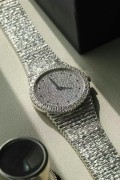 PIAGET 伯爵 18K白金 表盘表圈全部原厂镶钻 漫天星表盘蓝宝石刻度 自动机械 34mm表径  树皮纹处理的柱状表带皮实又细腻 工艺超越霜金不刮任何材质衣服 全长18厘米 扣起来17.5厘米腕周 可以拆卸表带调节长度 整表137克多 原价60万左右 现在好价出