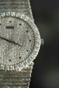 PIAGET 伯爵 18K白金 表盘表圈全部原厂镶钻 漫天星表盘蓝宝石刻度 自动机械 34mm表径  树皮纹处理的柱状表带皮实又细腻 工艺超越霜金不刮任何材质衣服 全长18厘米 扣起来17.5厘米腕周 可以拆卸表带调节长度 整表137克多 原价60万左右 现在好价出