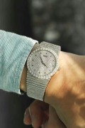 PIAGET 伯爵 18K白金 表盘表圈全部原厂镶钻 漫天星表盘蓝宝石刻度 自动机械 34mm表径  树皮纹处理的柱状表带皮实又细腻 工艺超越霜金不刮任何材质衣服 全长18厘米 扣起来17.5厘米腕周 可以拆卸表带调节长度 整表137克多 原价60万左右 现在好价出