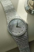 PIAGET 伯爵 18K白金 表盘表圈全部原厂镶钻 漫天星表盘蓝宝石刻度 自动机械 34mm表径  树皮纹处理的柱状表带皮实又细腻 工艺超越霜金不刮任何材质衣服 全长18厘米 扣起来17.5厘米腕周 可以拆卸表带调节长度 整表137克多 原价60万左右 现在好价出