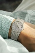 PIAGET 伯爵 18K白金 表盘表圈全部原厂镶钻 漫天星表盘蓝宝石刻度 自动机械 34mm表径  树皮纹处理的柱状表带皮实又细腻 工艺超越霜金不刮任何材质衣服 全长18厘米 扣起来17.5厘米腕周 可以拆卸表带调节长度 整表137克多 原价60万左右 现在好价出