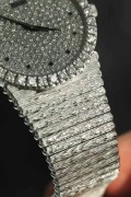 PIAGET 伯爵 18K白金 表盘表圈全部原厂镶钻 漫天星表盘蓝宝石刻度 自动机械 34mm表径  树皮纹处理的柱状表带皮实又细腻 工艺超越霜金不刮任何材质衣服 全长18厘米 扣起来17.5厘米腕周 可以拆卸表带调节长度 整表137克多 原价60万左右 现在好价出