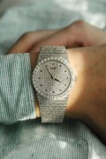 PIAGET 伯爵 18K白金 表盘表圈全部原厂镶钻 漫天星表盘蓝宝石刻度 自动机械 34mm表径  树皮纹处理的柱状表带皮实又细腻 工艺超越霜金不刮任何材质衣服 全长18厘米 扣起来17.5厘米腕周 可以拆卸表带调节长度 整表137克多 原价60万左右 现在好价出