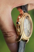 帕玛强尼 Toric系列早期作品 40mm表径 其设计灵感源自希腊柱，采用双层滚花纹饰和玑镂工艺，是帕玛强尼“黄金比例”美学的代表。设计旨在打造永恒经典，将传统制表工艺与现代设计相融合，展现优雅与精致，18K玫瑰金黑面灰眼睛计时 宝玑字时标  原始成色 国内唯一流通 很好的编号NO.9099  现货好价