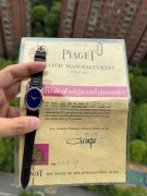 伯爵这枚优雅的白金手表以青金石作为表盘，搭配太妃表针和无刻度设计，极具个性。罕见的是，1969年的保卡依旧保存完好。