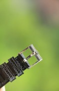 伯爵这枚优雅的白金手表以青金石作为表盘，搭配太妃表针和无刻度设计，极具个性。罕见的是，1969年的保卡依旧保存完好。