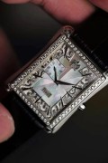 伯爵 Black-tie G0A32059 自动机械 32 x 41mm 女士腕表  表壳材质18k白金原镶钻，镶衬60颗圆形美钻（约1.2克拉）表盘结合k金雕花与白色珍珠贝母，国内售价328000，现货好价