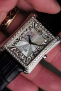 伯爵 Black-tie G0A32059 自动机械 32 x 41mm 女士腕表  表壳材质18k白金原镶钻，镶衬60颗圆形美钻（约1.2克拉）表盘结合k金雕花与白色珍珠贝母，国内售价328000，现货好价
