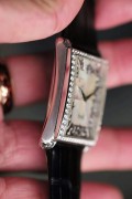 伯爵 Black-tie G0A32059 自动机械 32 x 41mm 女士腕表  表壳材质18k白金原镶钻，镶衬60颗圆形美钻（约1.2克拉）表盘结合k金雕花与白色珍珠贝母，国内售价328000，现货好价